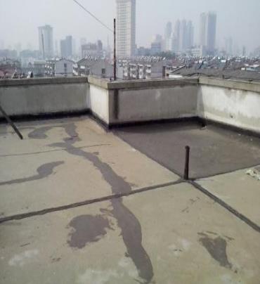 新龙漏水维修 楼顶漏水是什么原因，楼顶漏水维修方法是什么?